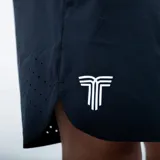 Short deportivo negro con cintura elástica, bolsillo lateral con cierre termosellado y logo estampado en el frente. Presenta aberturas laterales en el ruedo y detalles microperforados.