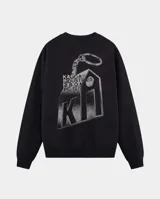 Buzo de cuello redondo color negro, con estampado gráfico en la espalda que representa un llavero con la inscripción KABOA INDUSTRIES. Presenta un corte regular con puños y cintura acanalados.