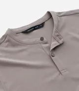 Remera de viscosa color gris topo, corte slim, con cuello tipo mao y abotonadura parcial.