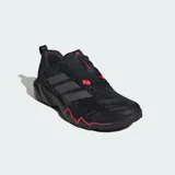Championes de entrenamiento Adidas Rapidmove Go, color negro con detalles en gris y rojo. Presentan exterior de malla transpirable con tecnología Climacool y mediasuela Lightmotion para mayor amortiguación y estabilidad.