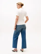 Chomba blanca de piqué de algodón orgánico elástico, corte slim, cuello polo y cartera de cuatro botones. Logo de Tommy Hilfiger bordado en el pecho.