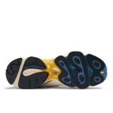 Championes New Balance modelo 1000, color blanco con detalles en celeste y amarillo. Capas subyacentes de malla y superposiciones sintéticas, entresuela combinada de poliuretano y ABZORB, con amortiguación ABZORB en el talón y el antepié.