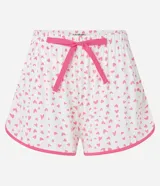 Short de pijama blanco con estampado de corazones rosas y ribete rosa.