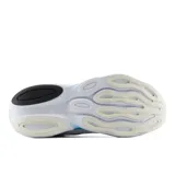 Championes New Balance modelo Ellipse, color blanco con detalles en celeste, diseñados para running. Cuentan con capellada de malla técnica transpirable y entresuela Fresh Foam X con amortiguación de alto rendimiento.