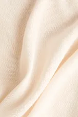 Buzo de punto fino con diseño de hombros descubiertos y escote redondo amplio. Presenta un corte holgado con terminaciones acanaladas en el cuello, los puños y el bajo.