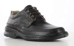Zapato casual de hombre en cuero negro con cordones, diseño de costuras reforzadas y suela de goma resistente.