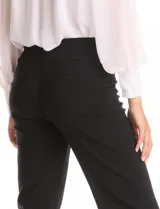 Pantalón de corte entallado y largo cropped, confeccionado en tejido con elasticidad técnica resistente a las arrugas. Presenta una pretina ancha y plana para un ajuste cómodo, bolsillos simulados en el frente y en la parte posterior, y pequeñas aberturas laterales en el ruedo.