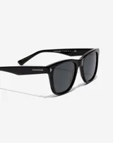 Lentes de sol unisex Hawkers, modelo One Pair, con montura rectangular negra y lentes polarizadas grises.