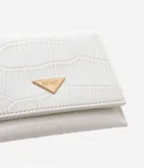 Billetera pequeña tipo sobre color marrón con textura croco y logo triangular metálico. Cierre con botón a presión.