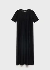 Vestido midi de tejido plisado con acabado de lúrex, diseño recto y cuello redondo. Cuenta con mangas cortas y cierre de botón en la parte posterior del cuello. Incluye forro interior para mayor comodidad.