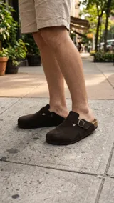 Zuecos Atenas de diseño clásico y cerrado en la parte delantera, con acabado texturizado, hebilla metálica regulable y suela cómoda.