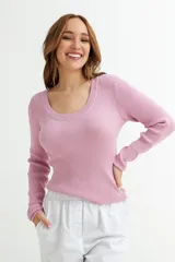 Sweater de manga larga, color rosado, con escote redondo y tejido de punto acanalado.