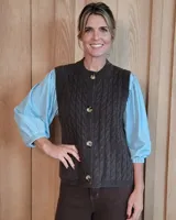 Chaleco de punto con diseño de trenzas, confeccionado en lana, con cuello redondo y cierre frontal de botones tipo carey.