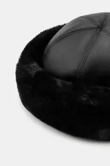 Gorro de estilo cosaco con corona de cuero sintético y ala ancha de piel sintética negra.