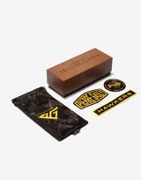 Lentes de sol unisex Hawkers X Pierre Gasly, con montura cuadrada color verde oscuro y lentes polarizadas color verde oscuro.