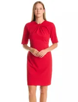 Vestido rojo de crepe, marca Emma & Michele, con cuello a la base y escote entrelazado. Tiene mangas cortas, cierre invisible en la espalda y tajo en el ruedo.