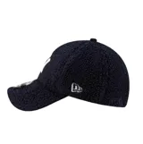 Gorra de visera curva New Era modelo 9Forty, confeccionada en tejido tipo borreguito (sherpa) color azul marino. Presenta el logo de los New York Yankees bordado en blanco en el frente y el logo de la marca en el lateral.