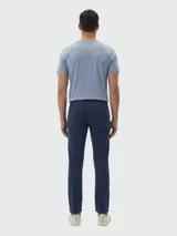 Pantalón de vestir BOSS modelo Flat Packed, color azul marino, de corte recto y diseño clásico.