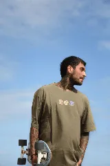 Remera negra de algodón con cuello redondo y mangas cortas. Estampado frontal con tres flores de colores.