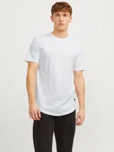 Remera blanca de manga corta con cuello redondo y corte recto.