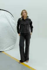 Jean de tiro alto con corte wide leg y pierna amplia, confeccionado en denim de tono azul oscuro con costuras a contratono.