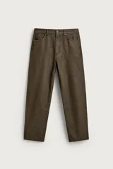 Jeans straight fit de hombre confeccionados en denim de algodón color marrón oscuro con efecto lavado. Presentan diseño de cinco bolsillos, tiro medio y cierre frontal con cremallera y botón.