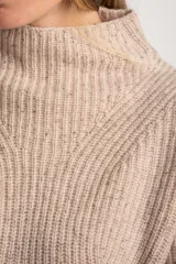 Sweater de punto acanalado color marrón, con cuello alto tipo polera y mangas largas de corte ancho. Posee un diseño oversize confeccionado en mezcla de lana.