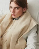 Aros colgantes con forma de hojas, realizados en bronce y alpaca, con pernos y cierres mariposa de plata 925.