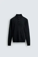 Jersey de punto de lana con ajuste regular, cuello subido y cierre frontal con botonadura. Presenta manga larga y acabados en rib en puños y ruedo.