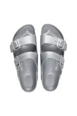 Sandalias Birkenstock Arizona Eva color gris, con dos correas ajustables con hebillas plateadas. Fabricadas en goma Eva, ultraligeras e impermeables.