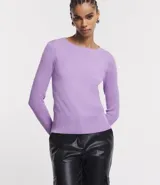 Suéter de punto color rosado, con cuello barco, mangas largas y puños con botones decorativos. El dobladillo también es acanalado.