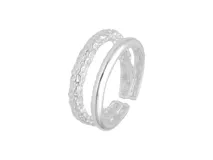 Anillo doble de plata 925, compuesto por una banda superior lisa y pulida, y una banda inferior con textura martillada.
