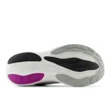 Championes de running New Balance Fresh Foam X 1080 V14, color gris claro con detalles en violeta y naranja.