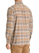 Camisa de franela de algodón orgánico para hombre, de manga larga y calce regular, con estampado de cuadros en tonos marrón, beige y tostado. Cuenta con cuello camisero, cierre frontal con botones de madera y dos bolsillos frontales con solapa.