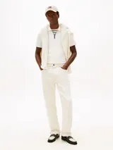 Chomba de corte regular de Tommy Hilfiger, color blanco, con cuello polo y cierre de cremallera de 1/4. Cuenta con mangas cortas y detalle del logo bordado en el pecho.