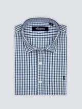 Camisa de hombre de corte clásico con cuello italiano, confeccionada en 100% algodón. Presenta un diseño de cuadros pequeños en azul y blanco, con cierre frontal de botones y logo bordado en el pecho.