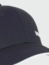 Gorra de béisbol Boss en color azul marino, con logo bordado en blanco en el panel frontal y detalle de borde contrastante en blanco en la visera.