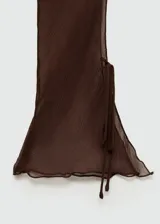 Vestido largo de gasa color marrón, con diseño evasé, cuello camisero y cierre frontal con lazos. Presenta mangas largas y detalles de volados en los hombros.