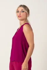 Blusa color beige lisa, italiana con guarda satén en el cuello y escote en V.