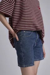 Bermuda de jean azul oscuro, corte a la rodilla.