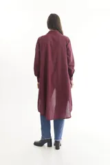 Camisa color beige de manga larga con cuello clásico, cierre frontal con botones y bajo irregular.