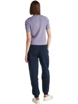 Pantalón tipo jogger de corte regular, color azul marino, con cintura elástica con cordón ajustable, puños elásticos en los tobillos y logo de la marca bordado en la pierna.