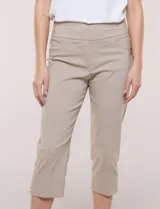 Pantalón capri sastrero de tiro alto y color verde militar, con pretina ancha, bolsillos frontales simulados y traseros funcionales, y corte entallado.