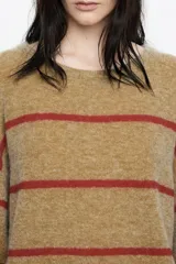Sweater de punto largo con corte oversize, confeccionado en una mezcla de mohair y lana. Presenta un diseño a rayas horizontales en color mostaza y rojo, con escote barco redondeado y mangas largas holgadas.