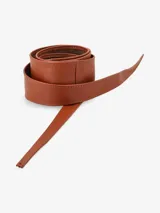 Cinturón de cuero marrón tipo lazo, de diseño ancho con extremos largos para anudar.