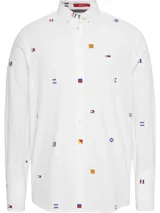 Camisa blanca de popelina de puro algodón con estampado de banderas náuticas y logos de Tommy Jeans bordados. Corte clásico, cuello abotonado, puños con botón y bajo redondeado.