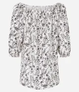 Blusa blanca con estampado floral negro, escote hombro a hombro y mangas 3/4 abullonadas.