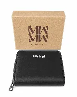Billetera compacta Mistral de diseño minimalista, color negro, con cierre perimetral y logo de la marca estampado en el frente.