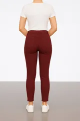Pantalon jean skinny de tiro medio, con cierre frontal y bolsillos laterales.