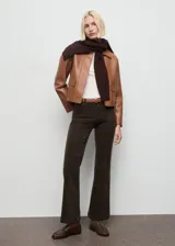 Pantalón de pana estilo flare con tiro medio, cierre de botón y cremallera, trabillas para cinturón y diseño de cinco bolsillos.